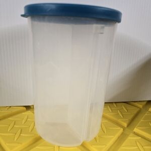 Tupperware 3-in-1 Divided Round Twist & Pour Canister Blue Lid